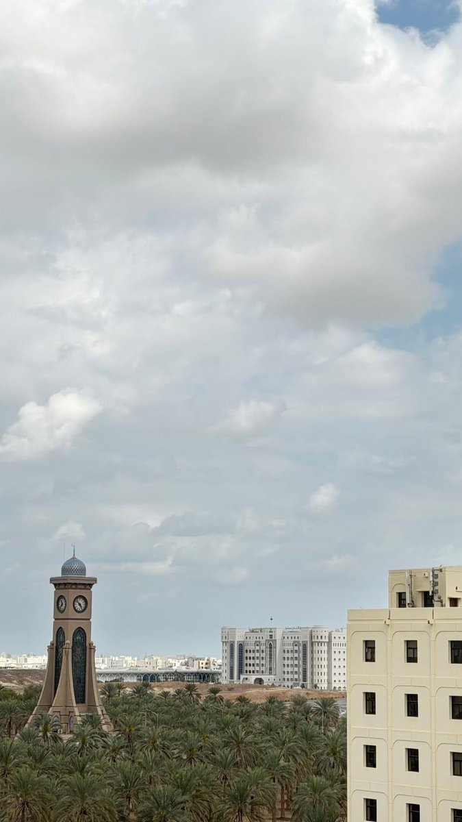 August___79's tweet image. و بـرجـك شـامـخ يبدو كـ الهـلالِ..💙☁️✨