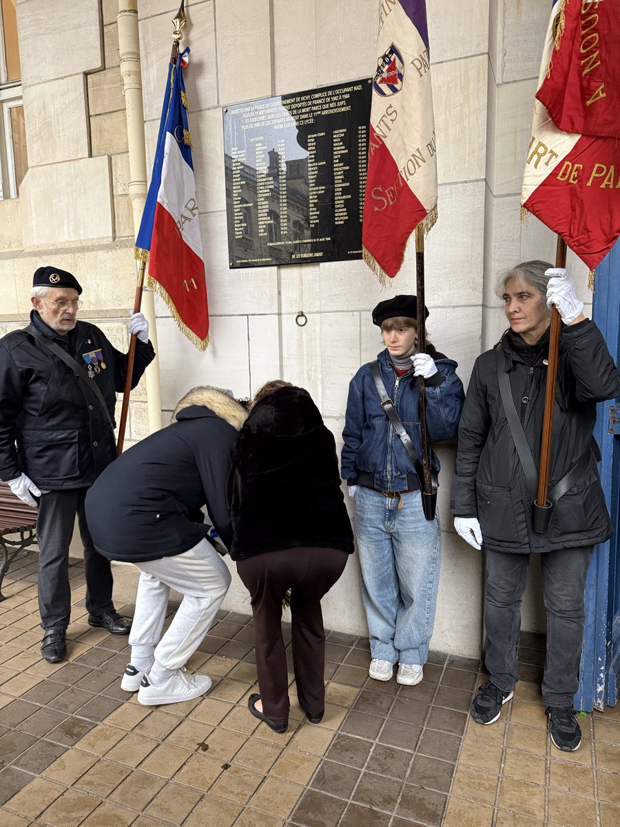 Émouvante cérémonie au Lycée Voltaire à #Paris11 pour commémorer la Journée internationale en mémoire des victimes de la #Shoah . 50 élèves du lycée furent déportés dans les camps nazis. N’oublions jamais