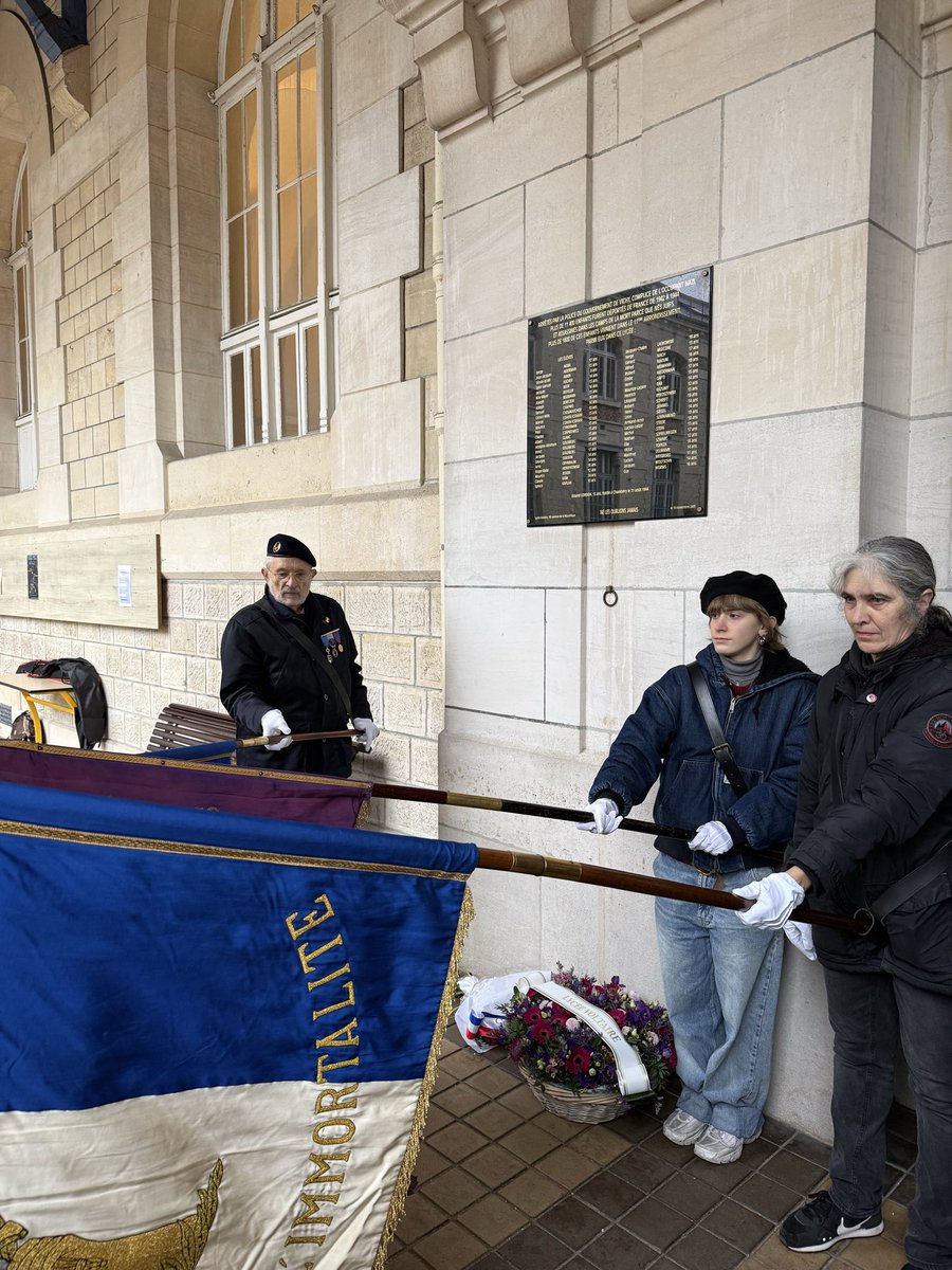 SF_paris11's tweet photo. Émouvante cérémonie au Lycée Voltaire à #Paris11 pour commémorer la Journée internationale en mémoire des victimes de la #Shoah . 50 élèves du lycée furent déportés dans les camps nazis. N’oublions jamais https://t.co/IO8ukKN5G3