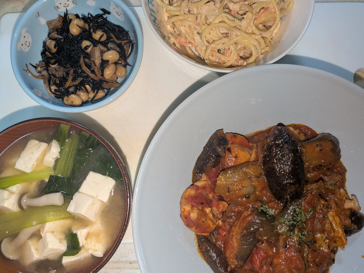 T1DM's tweet image. ほんじつのめにゅー

鶏モモのトマト煮，スパゲッチサラダ，ヒジキの煮物，豆腐とシメジと小松菜の味噌汁