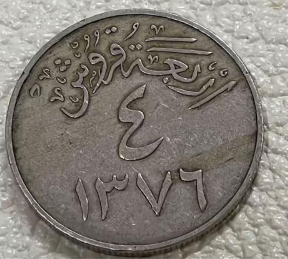 Abdulla_Adwani's tweet image. *****
[من الذكريات المؤلمة]
———— عام ١٣٨٧ هجري كانت فسحتنا أيّام الصفّ الأوّل الابتدائي (4) قروش ومعها هذا المشهد الذي لا يغادر الذاكرة ...
كنا نشتري بها الفسحة كاملة، ثم نجلس أنا وأخويّ سعيد وظهورنا مسندة إلى سور المدرسة الداخلي ، نأكل بطمأنينة ومرح، تغمرنا زهْوة اللحظة وبراءة…