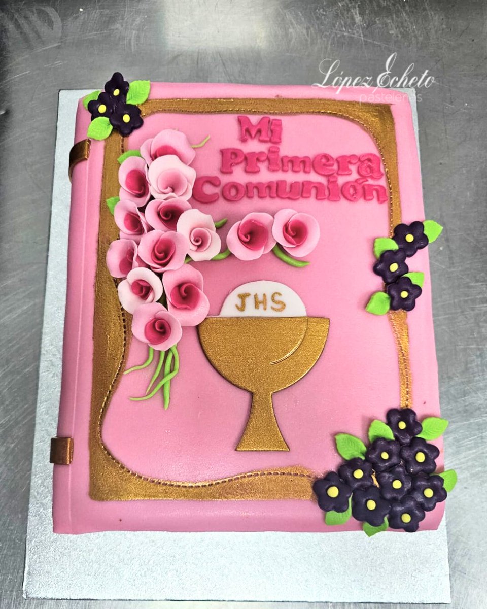 La Primera Comunión es un día especial que celebras con tu familia y amigos. ¡Hazlo aún más memorable con una tarta personalizada a tu gusto!

➡️ Encarga tu tarta personalizada a través del teléfono 📲 922 250 629 o el email 📩 encargos@lopezecheto.com