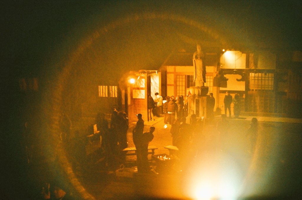 ivy_maze's tweet photo. 大晦日、初詣に行って近所のお寺で撮った写真。
何でこんな写り方したの？
よくわからないけど何か神々しい✨️
#国産カメラ #YASHICA
#Electro35 #レンジファインダー #フィルムカメラ #クラカメ #クラシックカメラ #カメラ好きな人と繋がりたい https://t.co/FhA3i0V5Dc