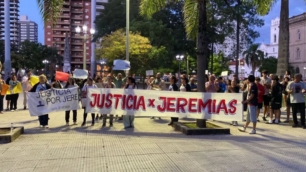 🚨 "DEJÁ DE SUBIR GILADAS O TE VOY A CAGAR A BALAZOS", SE ENTREGÓ EL HERMANO DE UNO DE LOS ASESINOS DE JEREMÍAS
- Había amenazado a un joven que reclamaba justicia por el crimen ocurrido en Santo Tomé.
- Esta semana imputan a la mamá de la asesina de 16 años