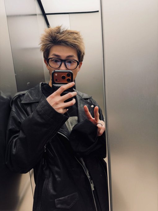 rkivethetic's tweet photo. This genre of namjoon’s mirror selfie https://t.co/6oC66hvVf2