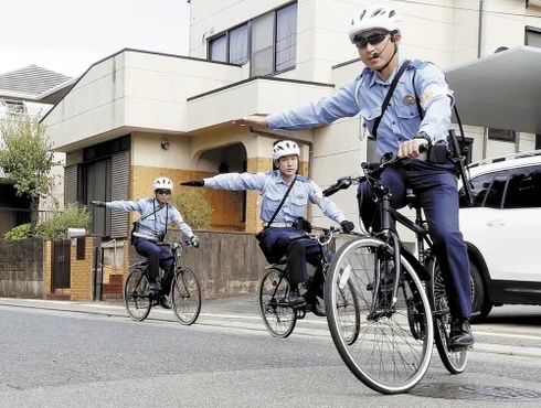 これはマジ
4月で街から自転車が消えます。

・二人乗り：3,000円
・軽微な違反：3,000円
・傘差し運転：5,000円
・自転車の逆走：6,000円
・ブレーキ不良：5,000円
・2台並んで走る：3,000円
・一時停止不履行：6,000円
・踏切閉鎖中に進入：7,000円
・歩道を危険に走行：6,000円