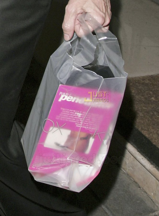 Madonna sevgilisiyle otelden ayrılırken (2007)