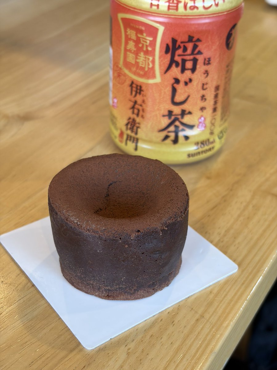 ri3_ri3_59's tweet photo. 今日はおやつに美味しいフォンダンショコラを食べました🍫
濃厚で美味しい🤤

#今日のdrip #チョコの季節 https://t.co/JVMtr1kLsw