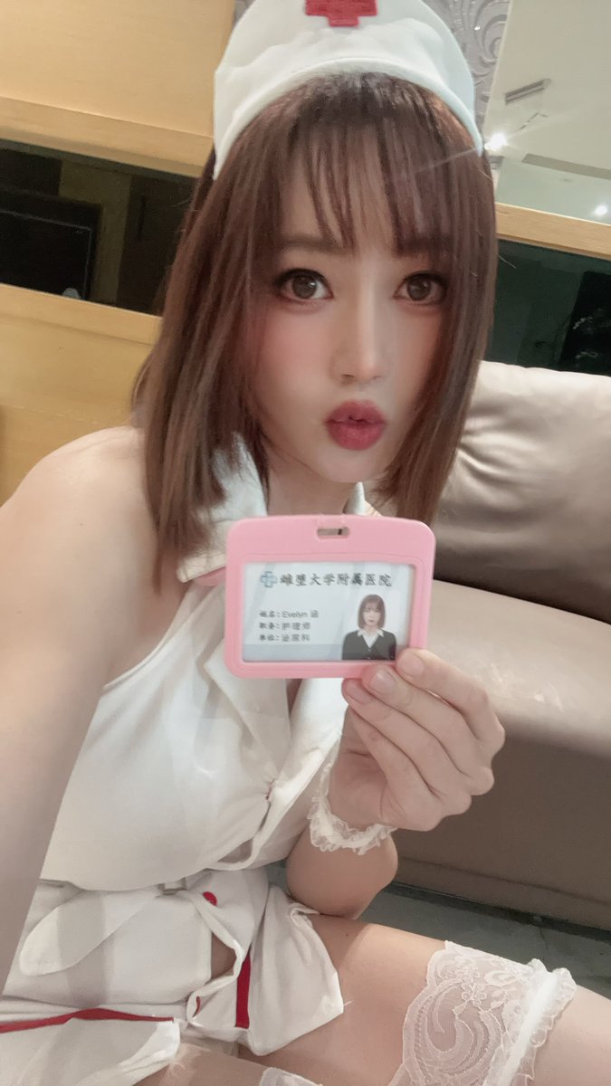 你想让我帮你做身体检查吗？😈

告诉护士姊姊...你的下面是不是感觉...肿肿的？很不舒服？