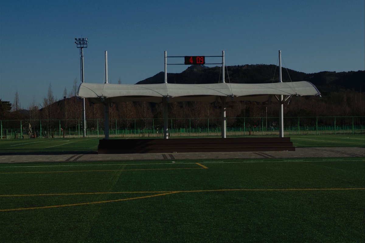 겨울 낮의 운동장... 
Dazz cam으로 찍은 폰 사진은 보정을 안 해도 돼서 너무 좋다!!