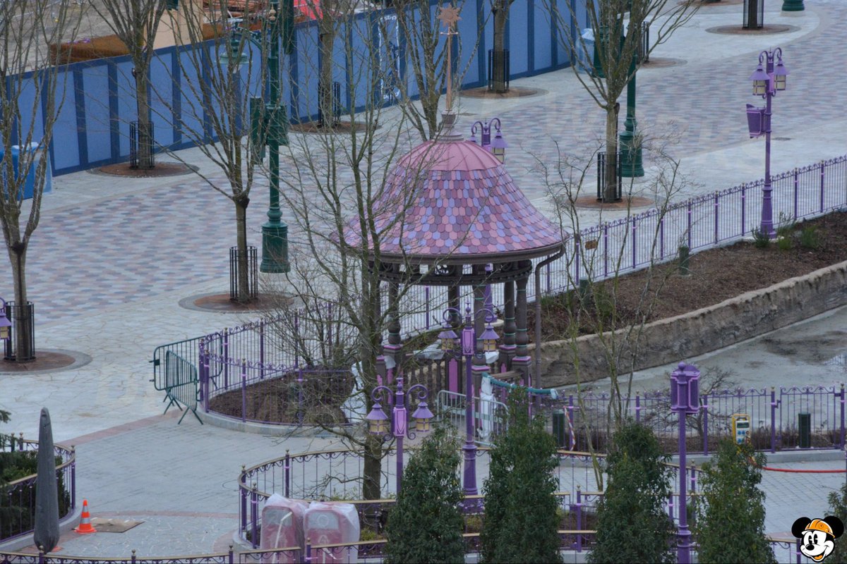 DLPWorks's tweet image. [Analysis] 🚧🚨Modifications underway at the central flower bed of #DisneyAdventureWorld !

➡️ The circular flower bed has been fully re-soiled, with a pattern resembling a snowflake now visible:
➖ although it does not appear to match the park’s compass rose emblem.
➡️ At Regal
