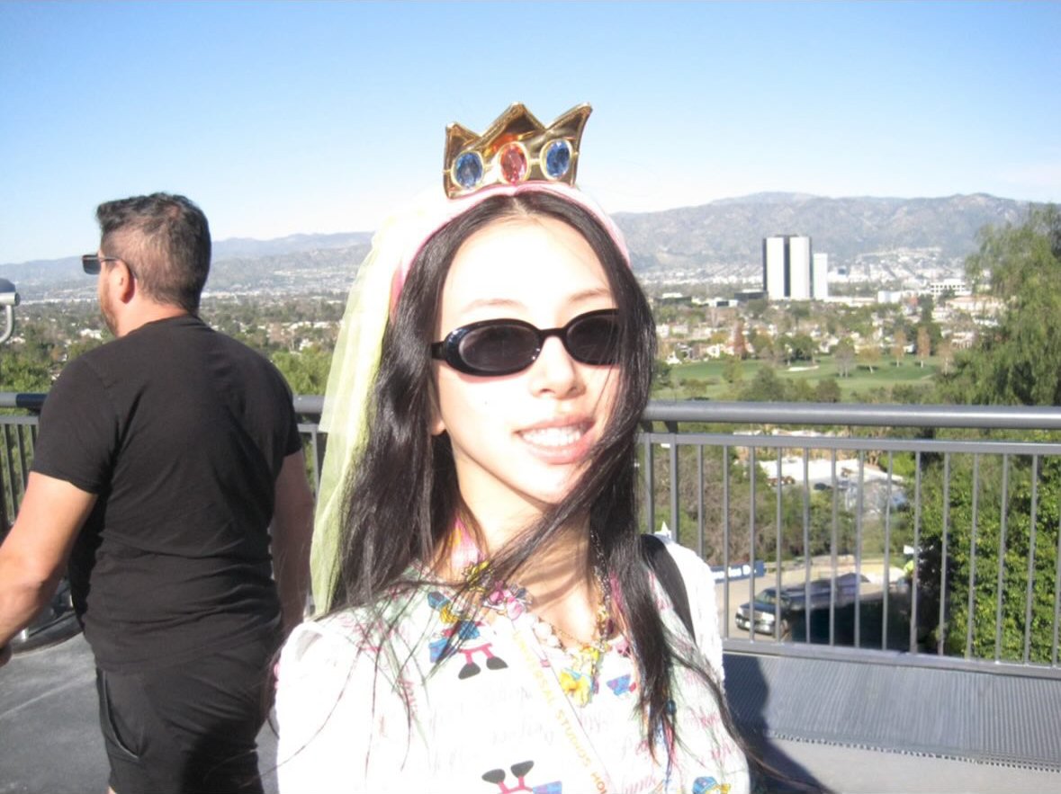 godmitzu's tweet image. Chaeyoung enjoying her day off at Universal Studios Hollywood