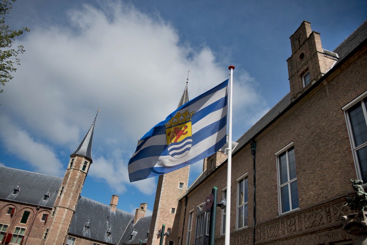 hugodejonge's tweet image. De Gedeputeerde Staten hebben vandaag vergaderd over onderwerpen die van invloed zijn op de toekomst van Zeeland. Van bereikbaarheid tot leefomgeving: dit zijn de keuzes die Zeeland vooruithelpen. 
 
Bekijk de volledige besluitenlijst via 
🔗 zeeland.nl/vergaderoverzi…