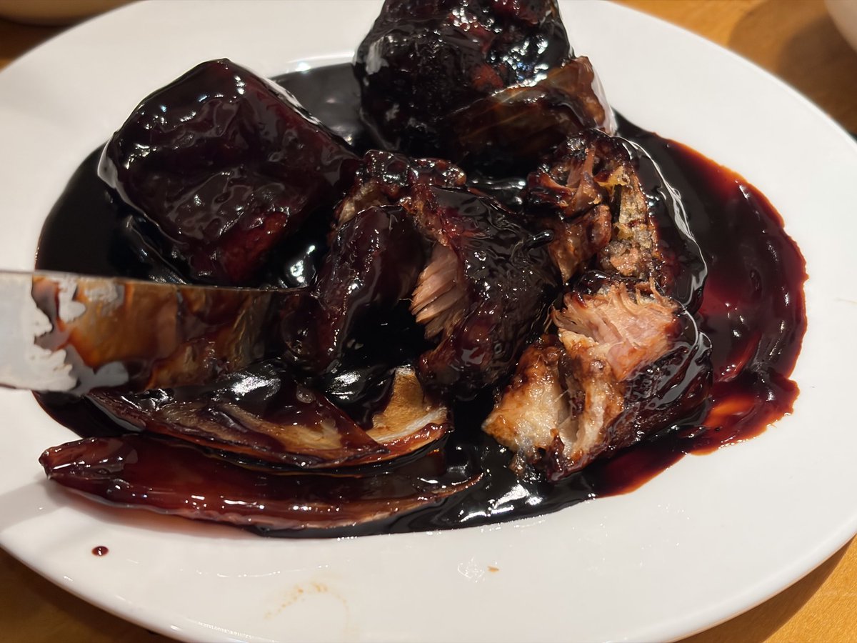 これ、同じ会社がやってる万豚記（ワンツーチー）ってお店の酢豚もほぼ同じでめっちゃ美味しいのでオススメ。定食セットで1500円くらい