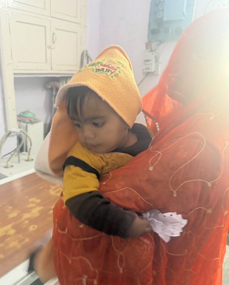 कुछ घंटे पहले की कहानी बाड़मेर जिला अस्पताल की!!

एक अनपढ़ महिला 9 महीने के अपने बच्चे को गांव के CHC में दिखाने जाती है वहाँ से डॉ कहते हैं बाड़मेर जिला अस्पताल लेकर जाइए, बच्चे के गले में कुछ अटक गया था।
महिला बाड़मेर जिला अस्पताल एमरजेंसी में लेकर आई, वहाँ से जवाब मिला मातृ