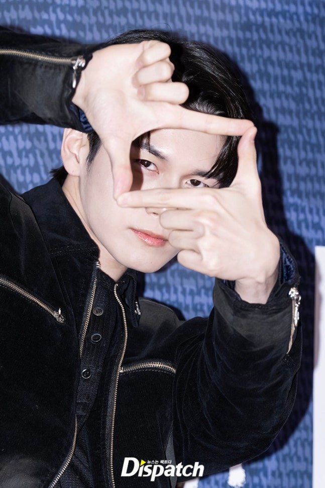 [현장포토] ＂이건, 저장각＂...옹성우, 담고 싶은 잘생김 (출처 : 네이버 연예) naver.me/FpP2lKDM