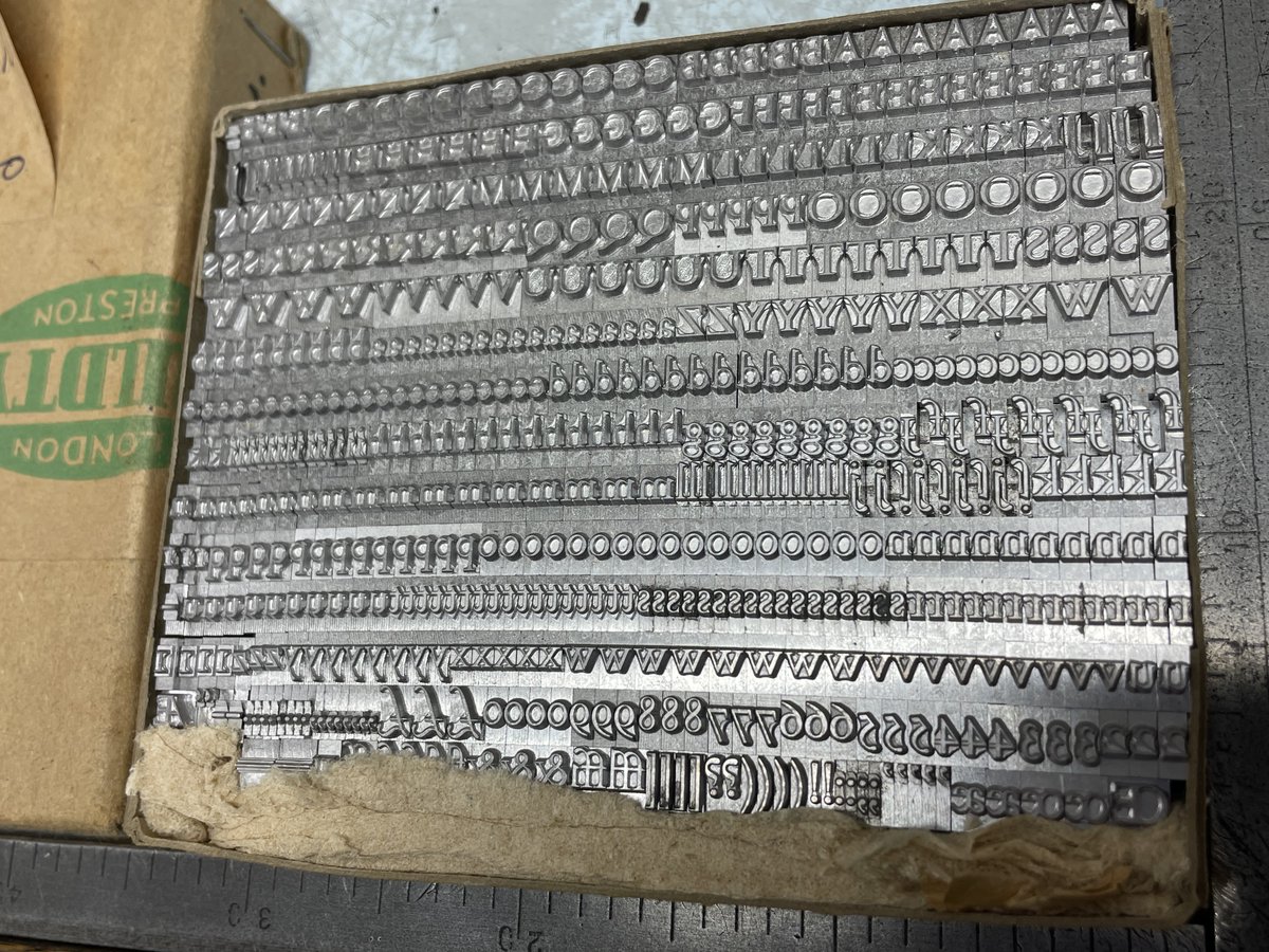 新規のまとまった仕事のために久しぶりの開封してケースに足した。この瞬間が結構好きです。#金属活字 #Mouldtype #FontScheme