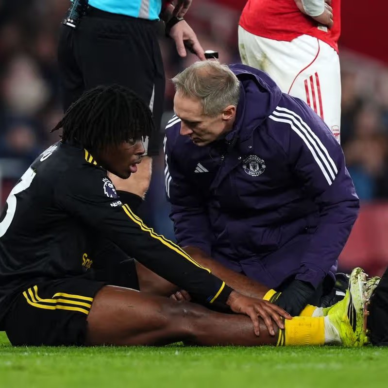 UnitedUpdates's tweet photo. 🚨 𝐁𝐑𝐄𝐀𝐊𝐈𝐍𝐆: Patrick Dorgu is set to be out for around 10 WEEKS after scans reveal a hamstring injury! [@lauriewhitwell] #mufc https://t.co/zl3a19gfH7