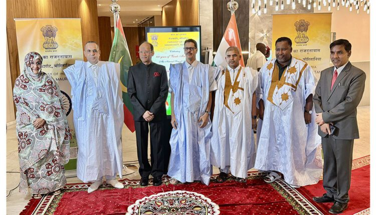 أقامت سفارة الهند بنواكشوط مساء اليوم حفل استقبال بمناسبة الذكرى الـ76 للعيد الوطني لجمهورية الهند، بحضور رسمي ودبلوماسي، حيث جدد السفير الهندي التأكيد على متانة علاقات الصداقة والتعاون بين موريتانيا والهند وحرص بلاده على تطويرها 🇲🇷🤝🇮🇳
#موريتانيا_الحدث