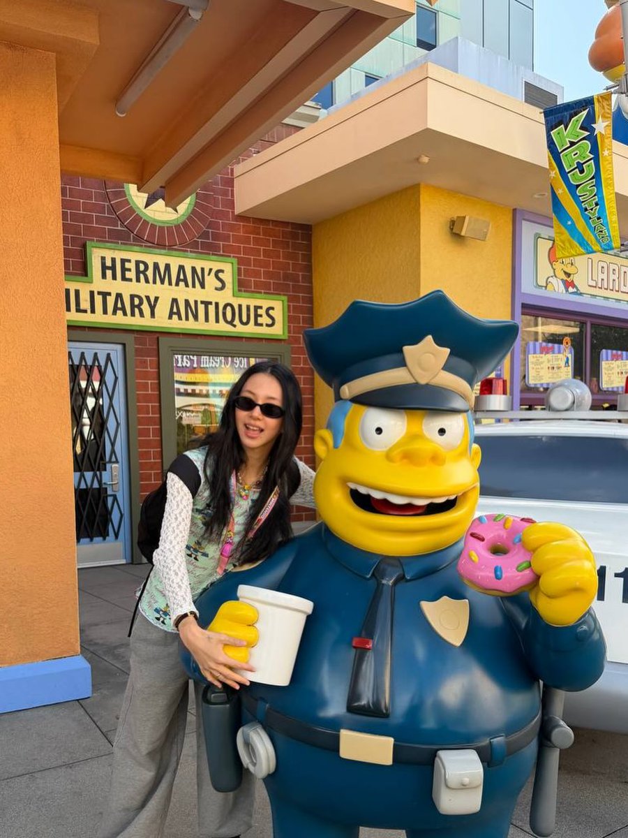 godmitzu's tweet image. Chaeyoung enjoying her day off at Universal Studios Hollywood