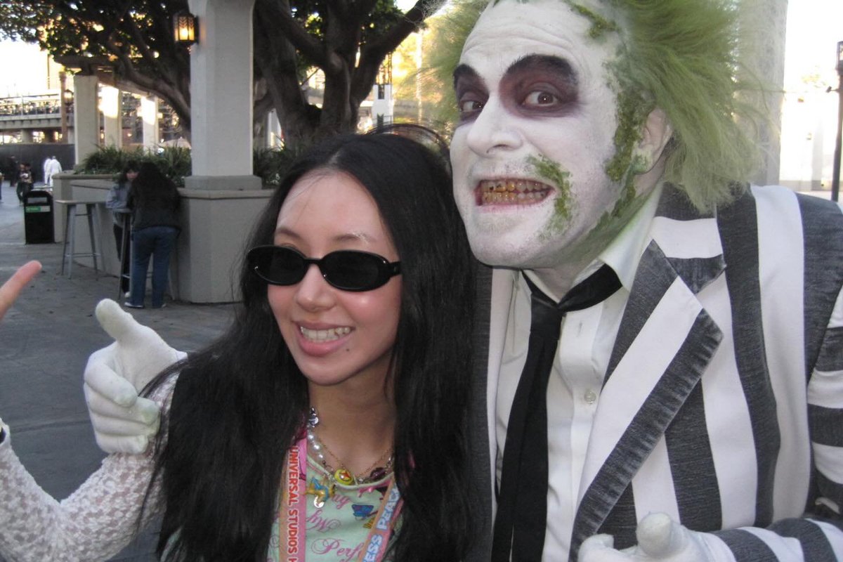 godmitzu's tweet image. Chaeyoung enjoying her day off at Universal Studios Hollywood