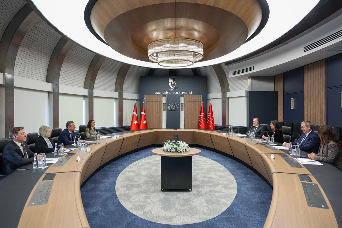 herkesicinCHP's tweet photo. Genel Başkanımız Özgür Özel ile DEM Parti Eş Genel Başkanları Tülay Hatimoğulları ve Tuncer Bakırhan, Genel Merkezimizde bir araya geldikten sonra ortak basın açıklaması düzenledi. https://t.co/kKZOftvF5b