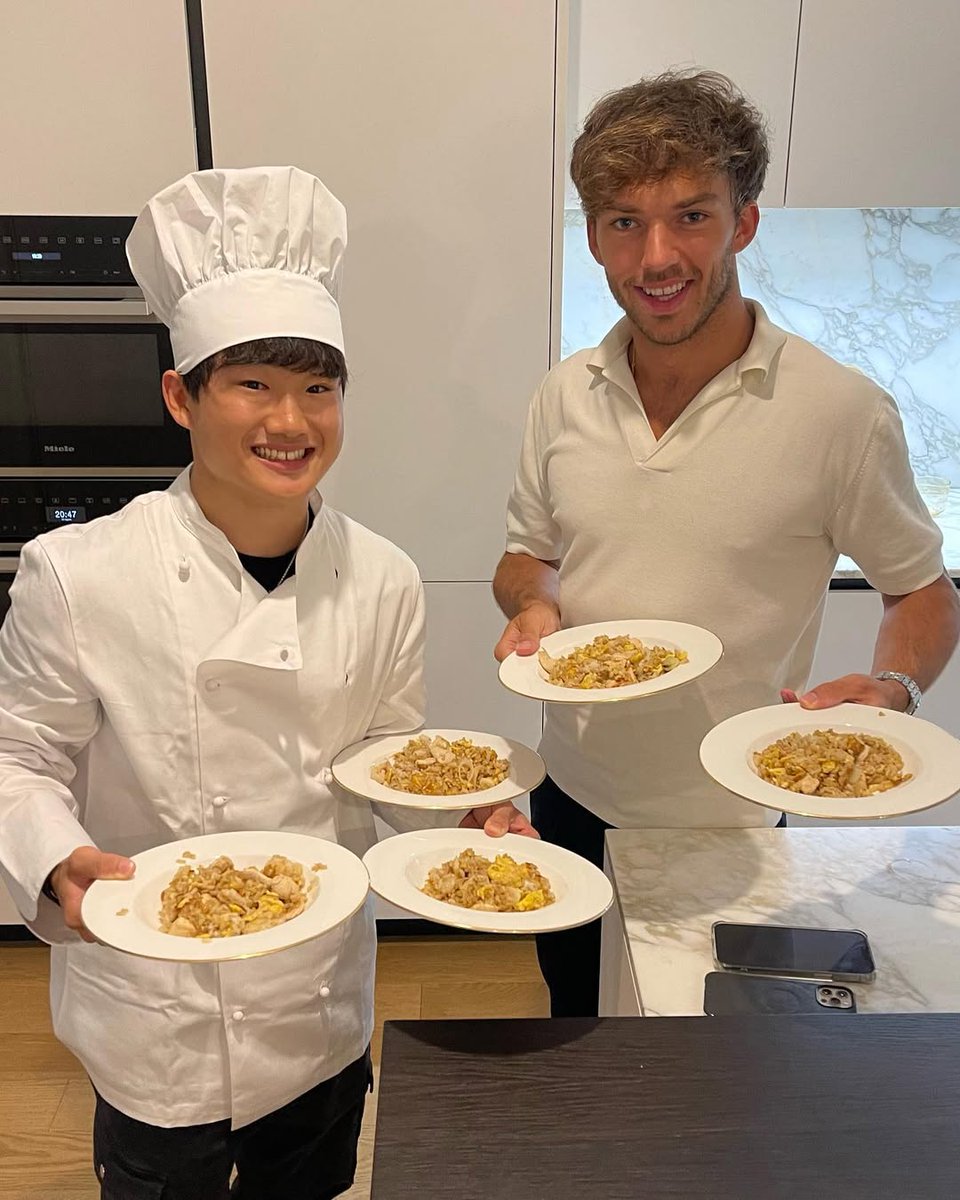 피에르 집 간 날 키카누님이 찍은거 말고도 사진이 있었어!!!
츠노다유키 어떻게 접시 3개들고있는거냐