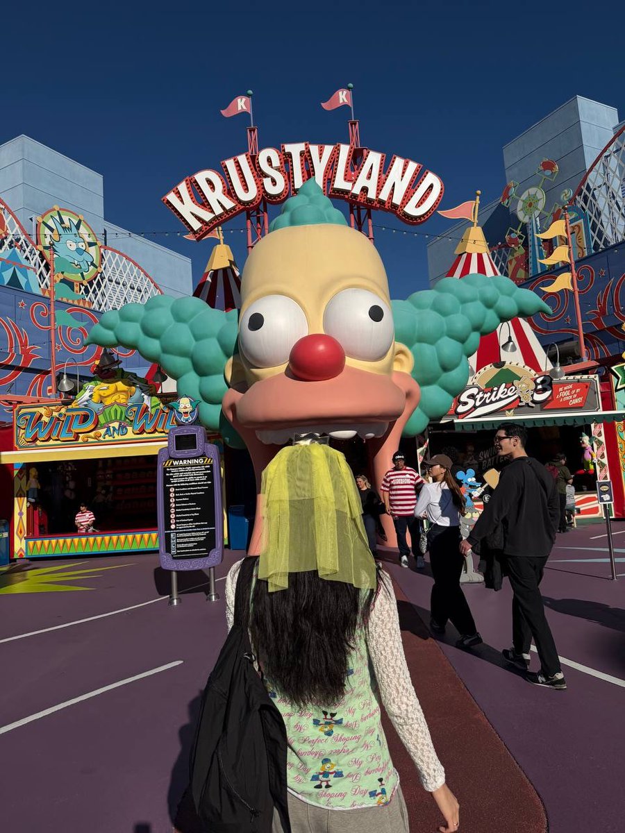 godmitzu's tweet image. Chaeyoung enjoying her day off at Universal Studios Hollywood