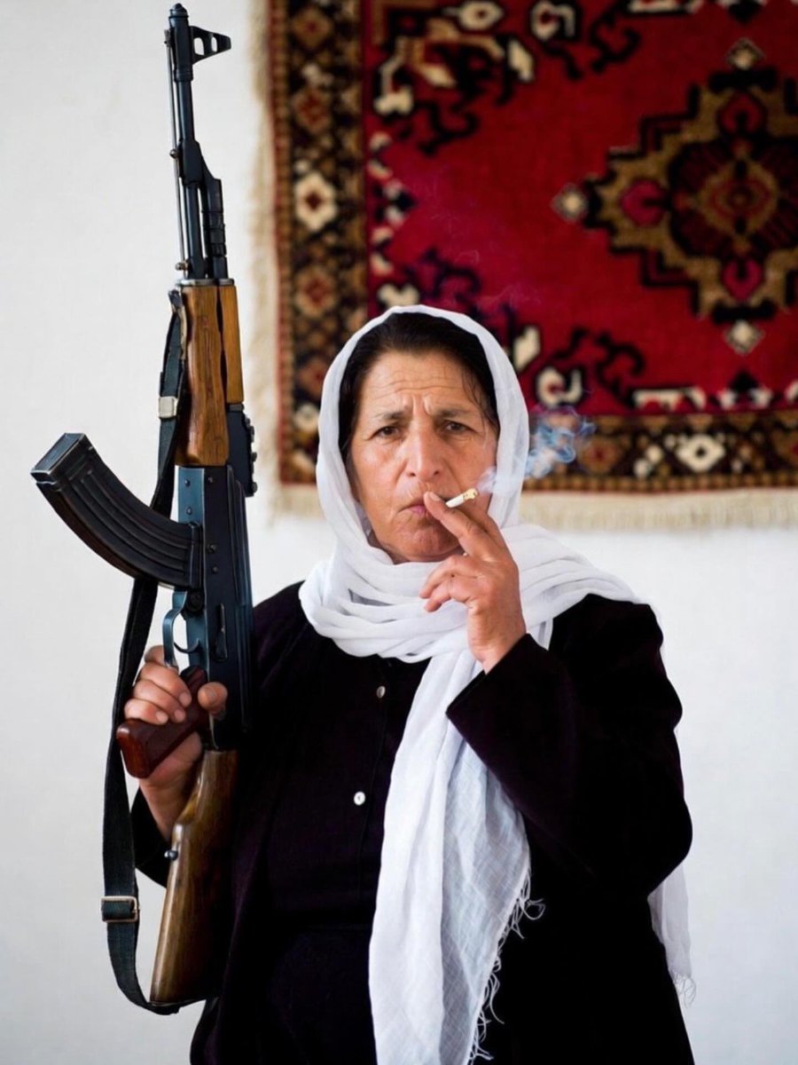 Rojava_xetasore's tweet image. “Kürt kadını diz çökmez, yaralarından güç, sessizliğinden isyan doğar.”