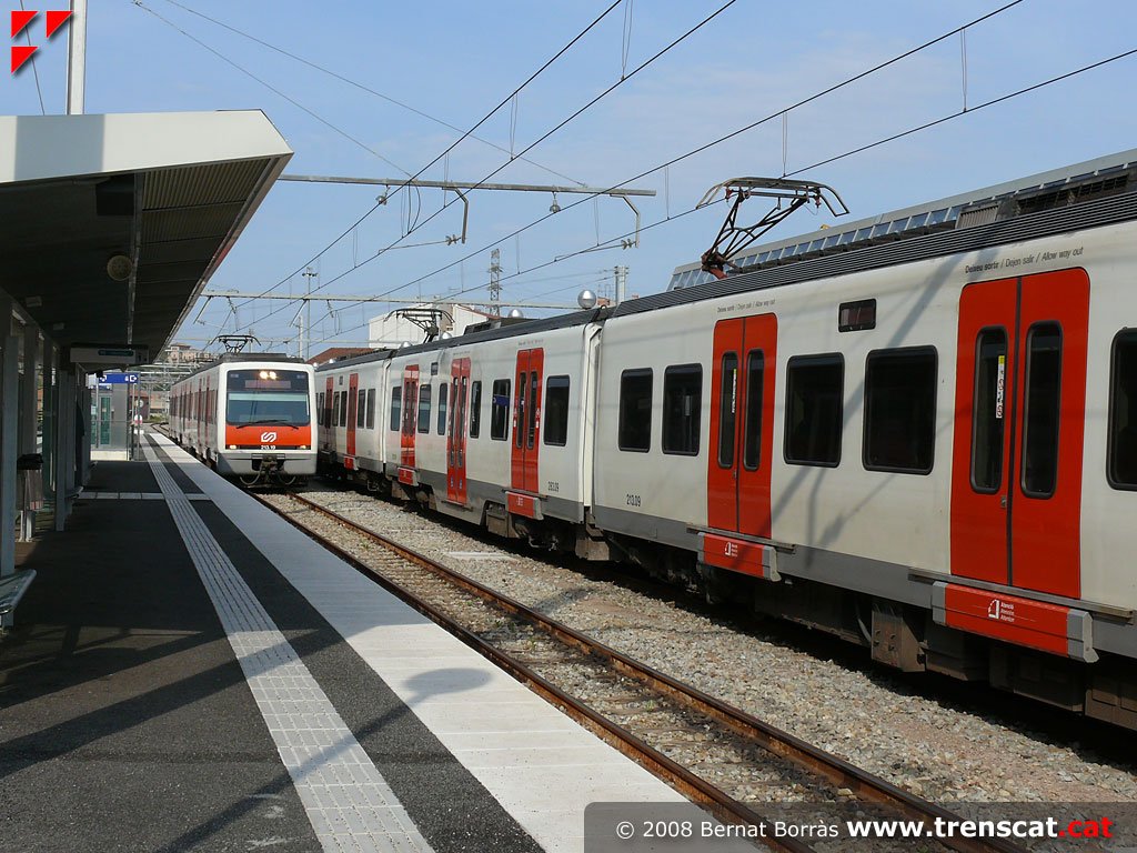 "He trigat més de dues hores de Manresa a Barcelona", diu una usuaria de Rodalies. Indignada... i desinformada: No sabia que els FGC fgc.cat li haurien portat en menys d'una hora i mitja. (Foto: dos trens a Manresa Alta)