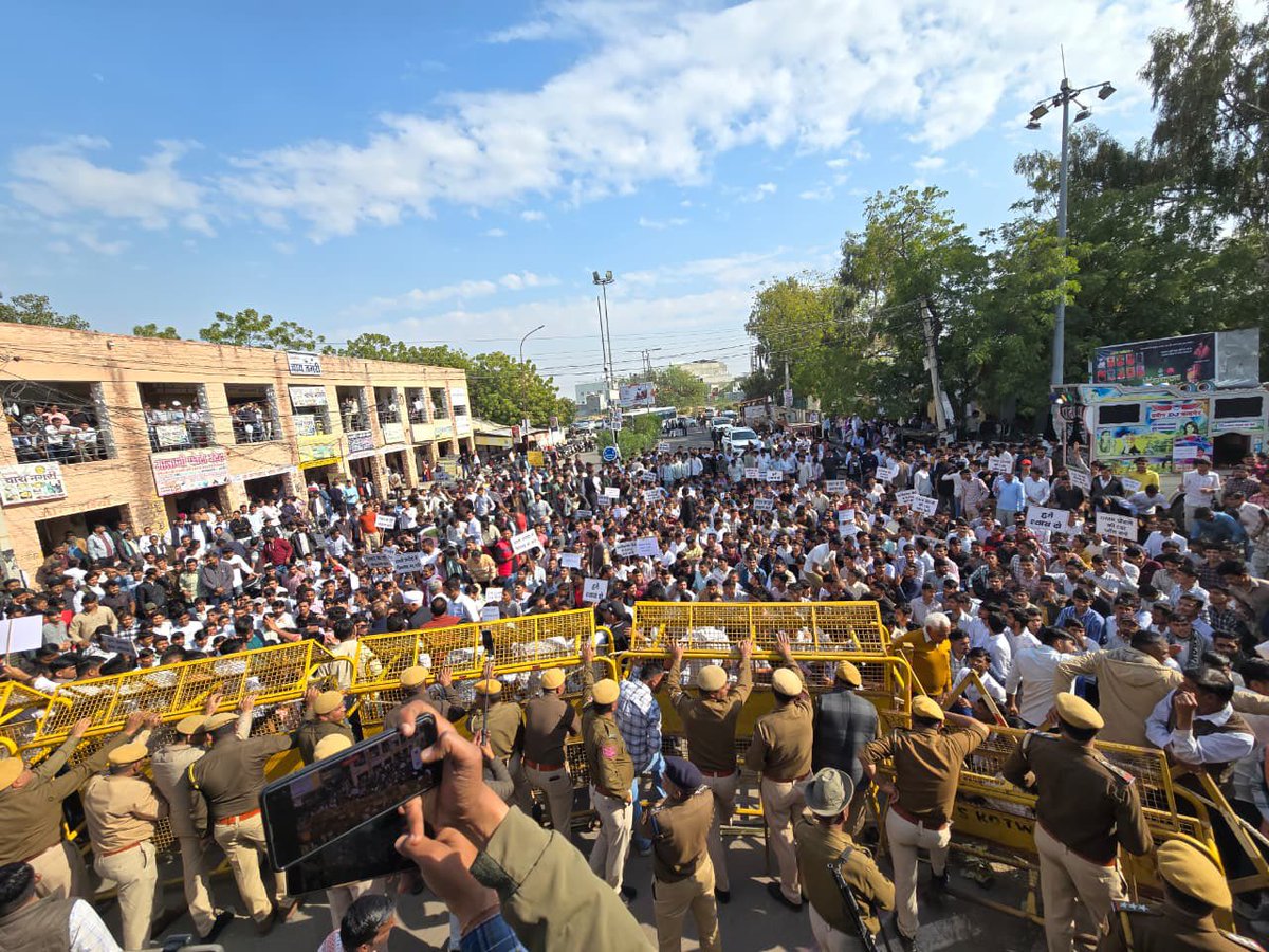 Barmer_Harish's tweet photo. रोस्टर और OMR घोटाले के नाम पर प्रदेश के युवाओं के भविष्य के साथ जिस बेरहमी से खिलवाड़ किया जा रहा है, उसके खिलाफ बाड़मेर में आयोजित धरने में शामिल होकर बेरोज़गार युवाओं की आवाज़ को पूरी मजबूती से बुलंद किया।

यह सिर्फ एक भर्ती प्रक्रिया की खामी नहीं, बल्कि ईमानदार मेहनत, वर्षों की तैयारी और सपनों पर किया गया सीधा प्रहार है। रोस्टर व्यवस्था में जानबूझकर की गई गड़बड़ियाँ, OMR शीट से जुड़े घोटाले और चयन प्रक्रियाओं में पारदर्शिता का अभाव यह साबित करता है कि व्यवस्था युवाओं के साथ न्याय करने में पूरी तरह विफल रही है।

योग्य युवाओं को हाशिये पर धकेलने वाली किसी भी साज़िश को बर्दाश्त नहीं किया जाएगा। जब तक दोषियों की जवाबदेही तय नहीं होती, निष्पक्ष जांच नहीं होती और भर्ती प्रक्रिया को पूरी तरह पारदर्शी नहीं बनाया जाता, तब तक यह आंदोलन थमेगा नहीं।

प्रदेश का युवा आज सड़क पर है क्योंकि उसके साथ अन्याय हुआ है। यह लड़ाई किसी एक परीक्षा या भर्ती की नहीं, बल्कि युवाओं के सम्मान, अधिकार और भविष्य की है और इस लड़ाई को आख़िरी मंज़िल तक पहुँचाया जाएगा।
#OMR_घोटाला