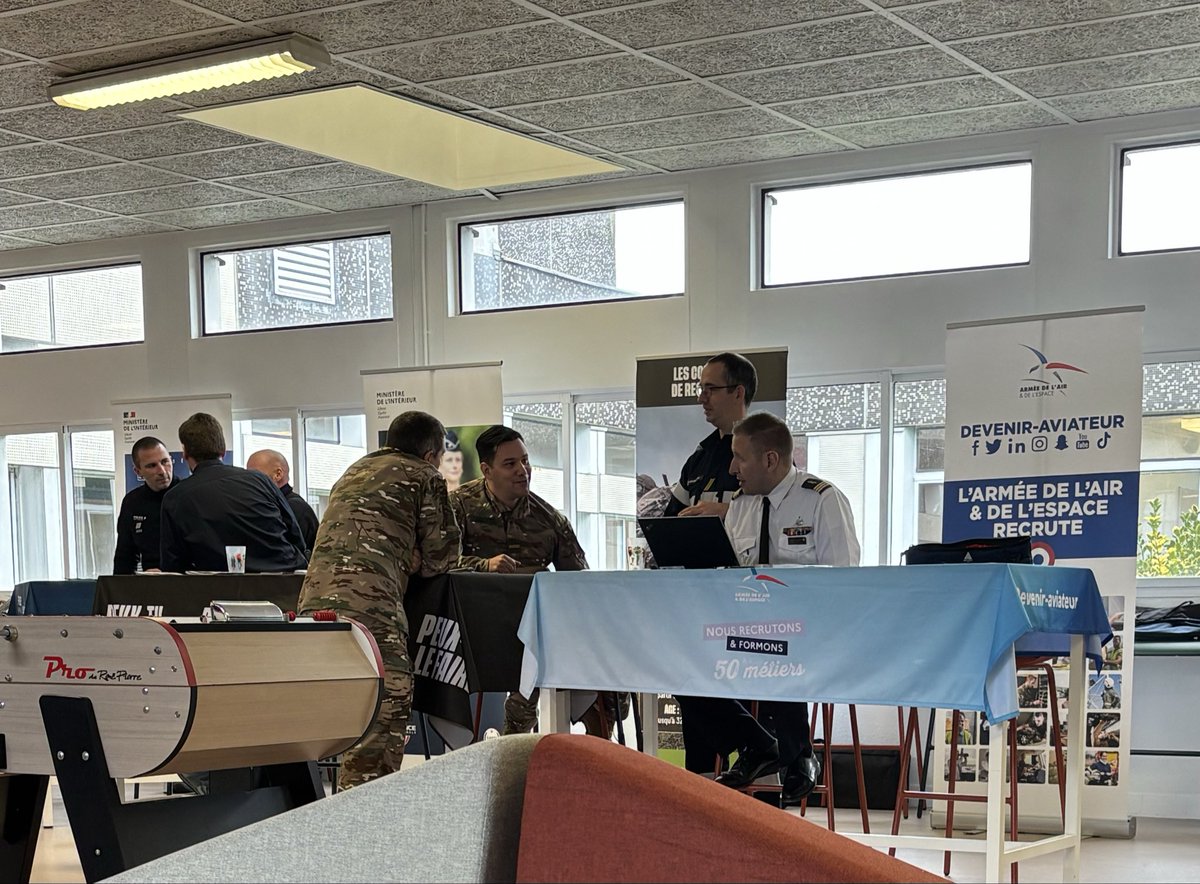 Erellux_'s tweet photo. 😡 Au campus de la Harpe à Rennes, l’armée de l’air, la gendarmerie ou encore la police tiennent des stands de recrutements trkl.

Les flics et l’armée n’ont ni leur place dans nos facs, ni ailleurs ! https://t.co/fIV2XzMId4