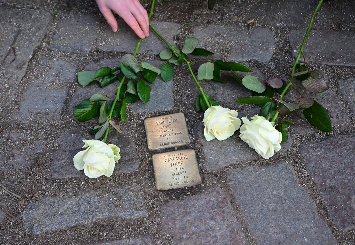 HSV's tweet photo. "!𝐍𝐢𝐞 𝐰𝐢𝐞𝐝𝐞𝐫" ist jetzt! 🔷
🗣️ Eric #Huwer: "Wir gedenken der Opfer des Holocaust. Ihr Gedenken verpflichtet uns, Haltung zu zeigen, jeder Form von Diskriminierung entschieden entgegenzutreten und unsere demokratischen Werte zu schützen.“
#nurderHSV https://t.co/sYSZ9q9VuY