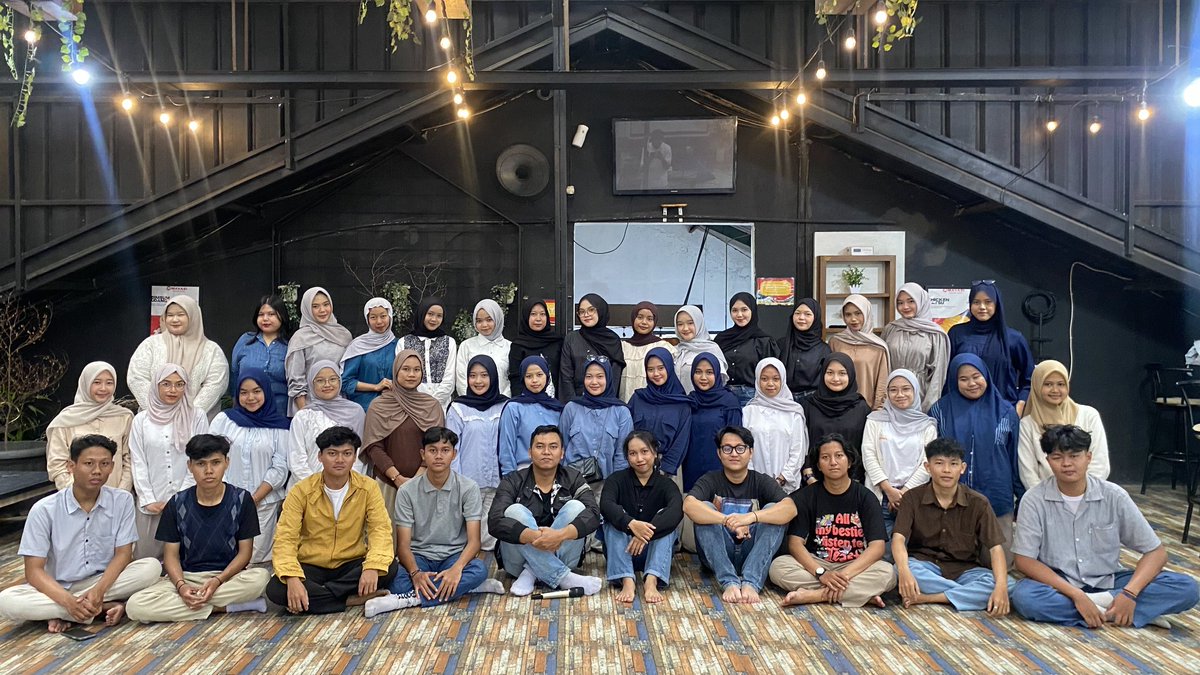 Hmjep_unsil's tweet photo. [FIRST GATHERING HMJ-EP 2026]
Langkah awal, cerita baru, dan kebersamaan yang mulai terjalin 🤝
First Gathering ini menjadi ruang untuk saling mengenal, mempererat solidaritas, dan menumbuhkan semangat berproses bersama di HMJ-EP 

#hmjepunsil 
#salamkokojo
#firstgathering https://t.co/oZNFKeI47W