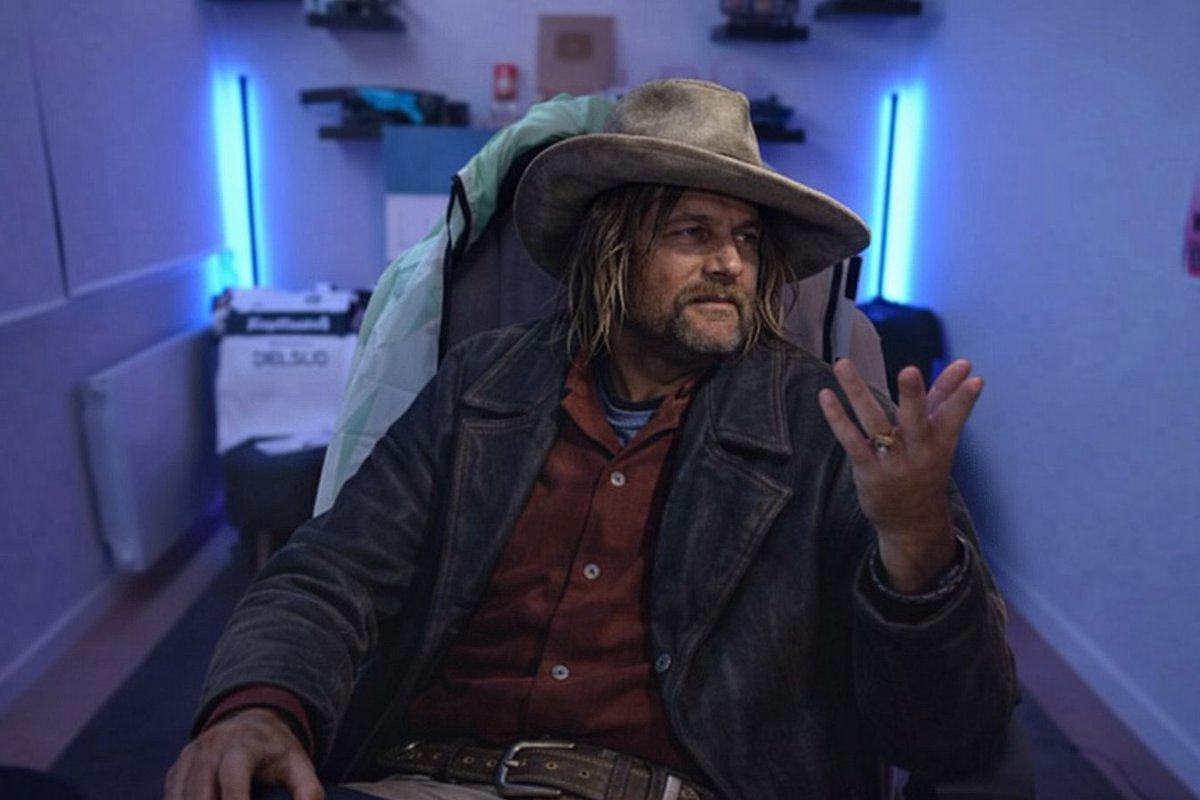 - "Micah quién te afeitó el bigote para no ir"

yyy es una cagada Jack porque vive en tu campamento digamos, es la puta de tu mamá, tu vieja me afeita el bigote