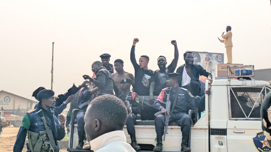 Ce mardi 27 janvier 2026, les jeunes des mouvements citoyens manifestaient à Beni contre un an de prise de Goma par les troupes rwandaises, en collaboration avec l'AFC/M23.
Malheureusement le gouvernement provincial du Nord Kivu a décidé d’user de  la violence et d’arrêter plus