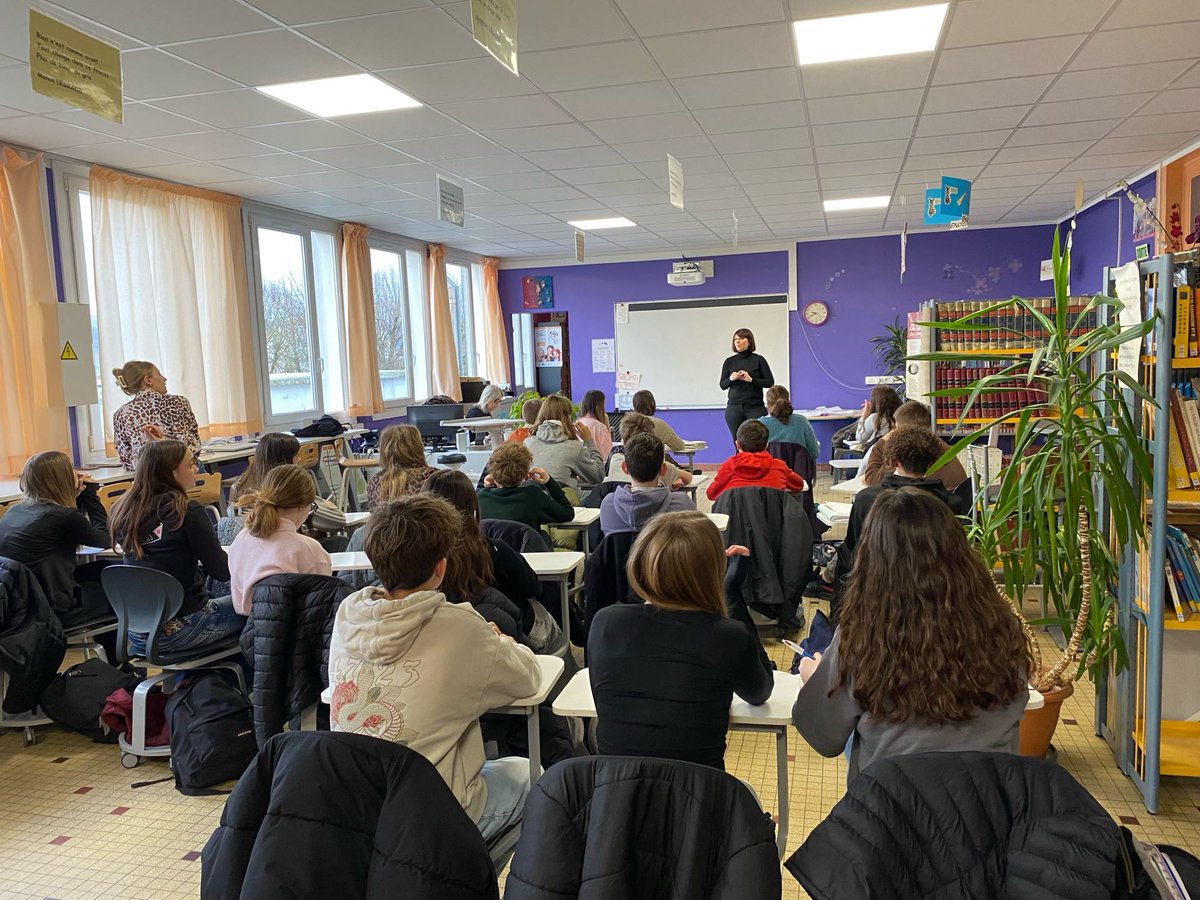 Dans le cadre du Festival de l'oralité, les 4° écrivent des réquisitoires/plaidoiries.Mme Bechamp, juge,est intervenue pour qu'ils comprennent le fonctionnement réel d'une audience, qu'ils identifient les acteurs de la justice et découvrent le vocabulaire juridique. Merci à elle!
