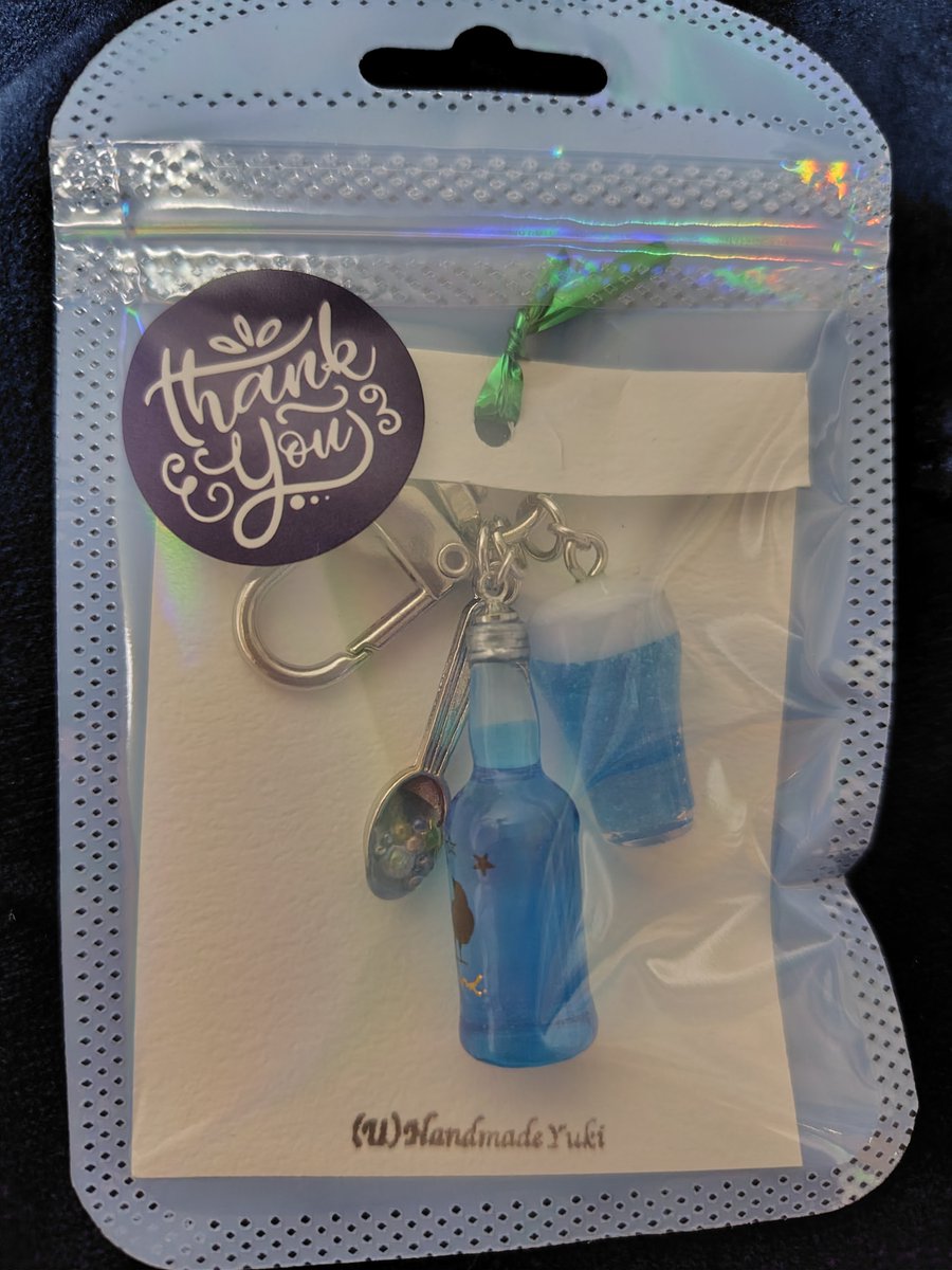 カラスノスさんより、可愛いキーホルダーが届きました！
私が撮影下手で写っていないのですが、瓶にはカラス、グラスには羽の模様が入っています🍺

13周年、おめでとうございます👏✨
<a href="/sunosu2011/">雑貨店カラスノス◆不定休不定時</a> 
<a href="/HandmadeYuki/">handmade yuki☆</a>