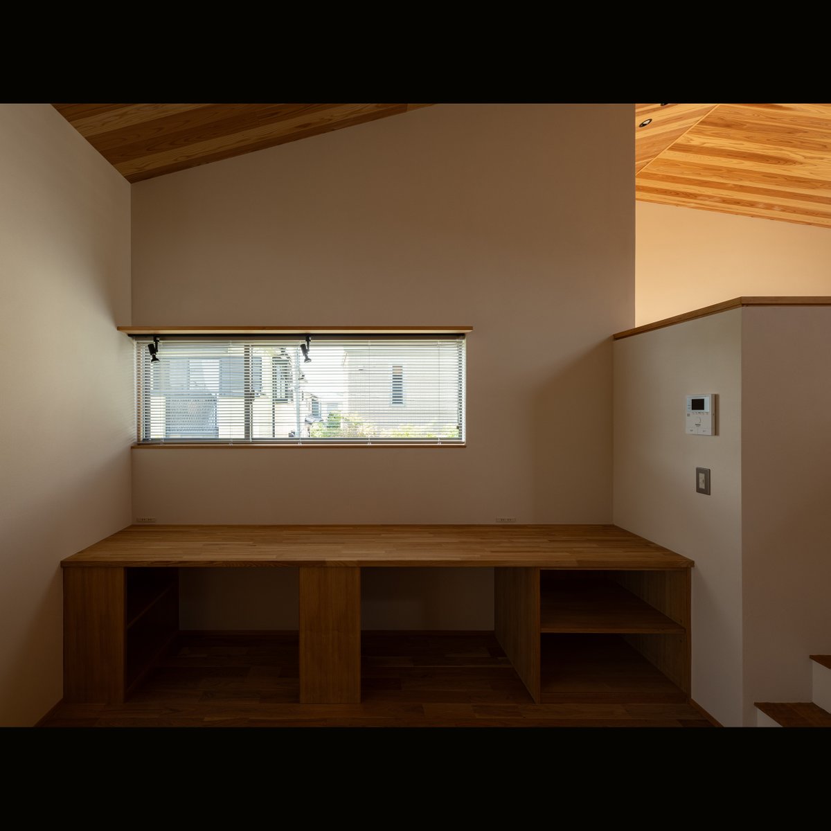 builtlogic's tweet photo. 【大磯の家(仮)@竣工写真】 子供室周辺です。 #BUILTLOGIC #堀井工務店 #大磯 #スキップフロア #子供室 #湘南の家づくり #木の家 https://t.co/d9hxnK5Qbh