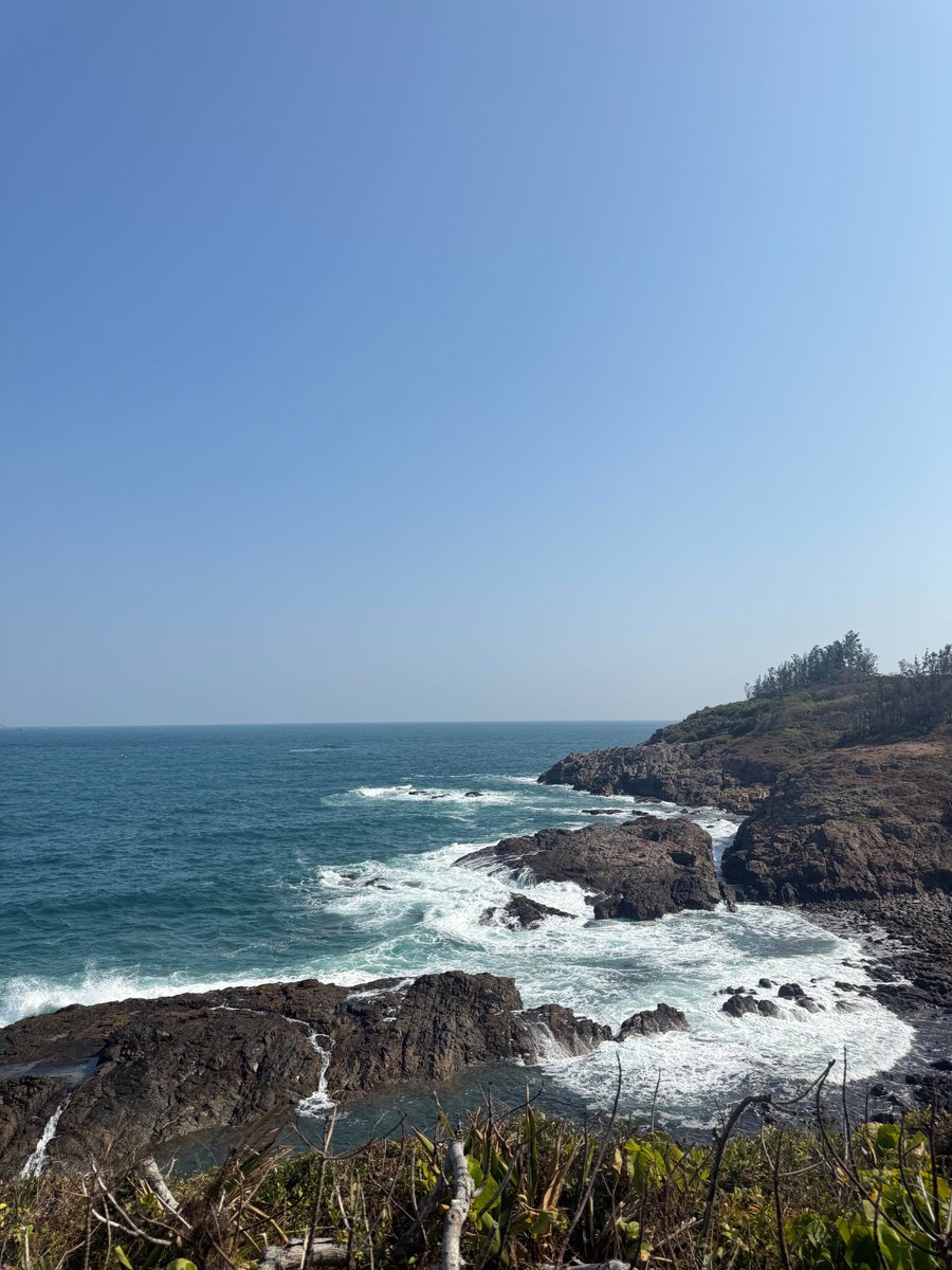 rish990's tweet image. 香港🇭🇰东龙洲
香港的每个小岛都特别美，这次虽然时间特别的赶，但也欣赏到了美景，不知道怎么去形容，如果可以真的很想停下脚步在这里待上几天，奈何牛马身不由己，下次一定会再去#徒步寻山海 #海边徒步看风景 #出海 #惬意海岛生活