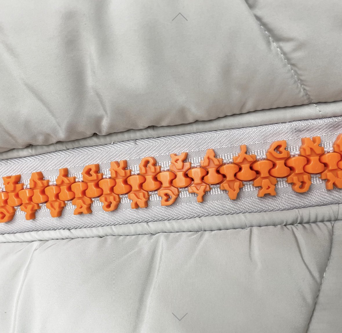 Vaundy 新グッズベストジッパー部分が VAUNDYロゴになってて可愛すぎる