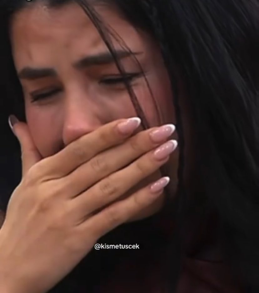 Kadına erkeklerden de kadınlardan da psikolojik şiddet uygulamak çok aşağılık bir şey. Hâlâ nasıl sizi atmadılar ya?  
Bu evde niye öyle bir erkek yok ki, kadına psikolojik baskı yapan erkeği sustursun?  
Şura’ya acıyacağım hiç aklıma gelmezdi.
#kismetseolur