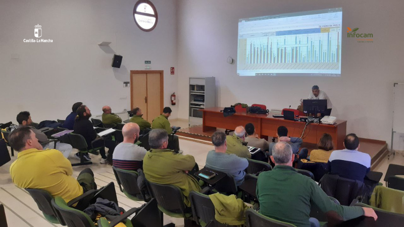 Plan_INFOCAM's tweet photo. Hoy en #Albacete, nueva jornada de formación para Jefes de Unidad de #INFOCAM de @gobjccm.

Una sesión centrada en mejorar la planificación, la prevención y la gestión operativa en campaña.

📚 La formación continua es clave para un dispositivo más eficaz y seguro.

#ActuarEsProteger