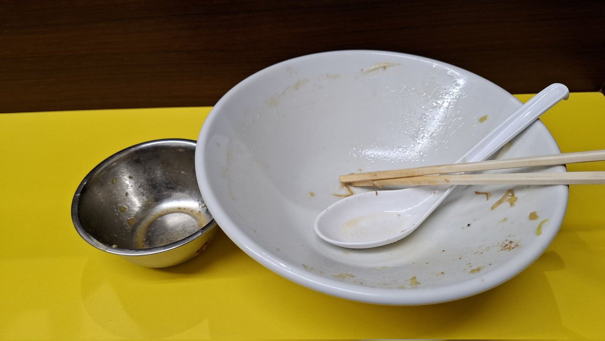 長男がバイトに入ってたけど我慢出来ず　#豚が１番 ☆脂が2番さんで晩ごはん🍜

１番セット(スキヤキ玉子)
ヤサイ少なめニンニク普通アブラ抜き

やっぱうまいなぁ～😄
スープも麺もヤサイ最高～👍️豚なんてこんなに分厚いのにヤワヤワ💘たまらん😋
ご馳走さまでした🥚🐽🙇