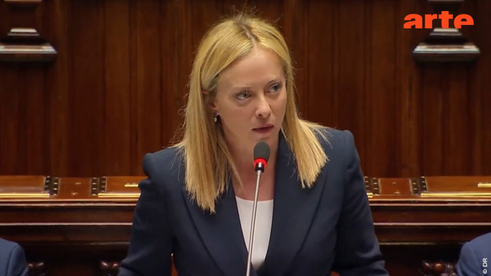 ARTEpro's tweet image. .@ARTEfr retrace l’étonnante ascension au pouvoir de Giorgia Meloni, outsider devenue le modèle des extrêmes droites européennes, en ligne dès le 17.02, à l'antenne le 24. #Histoire
➡ tinyurl.com/4bjrddbh