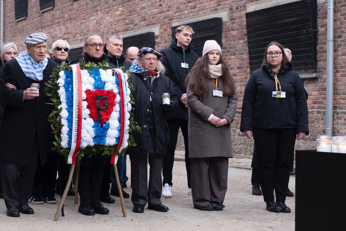 AuschwitzMuseum's tweet image. 81st anniversary of the liberation of Auschwitz. Survivors as well as the management of the Memorial and Museum during commemoration at the Wall of Death in the yard of Block 11 at Auschwitz I.

Watch a short video about Block 11 and its yard where shooting executions were held:…