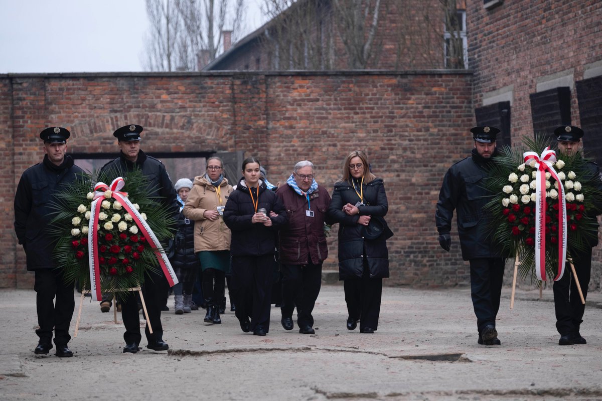 AuschwitzMuseum's tweet image. 81st anniversary of the liberation of Auschwitz. Survivors as well as the management of the Memorial and Museum during commemoration at the Wall of Death in the yard of Block 11 at Auschwitz I.

Watch a short video about Block 11 and its yard where shooting executions were held:…
