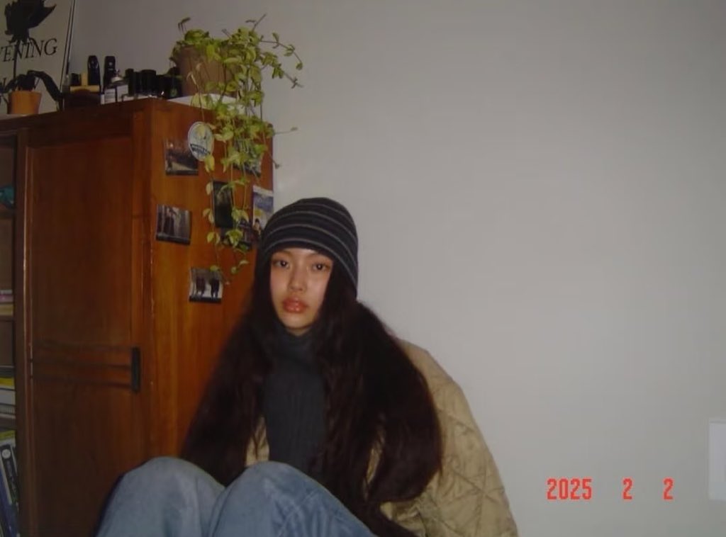 cakedegg's tweet photo. when u thought this photo was from the 00s… but she’s actually an 08 baby 😳 https://t.co/oLKmYfRChe