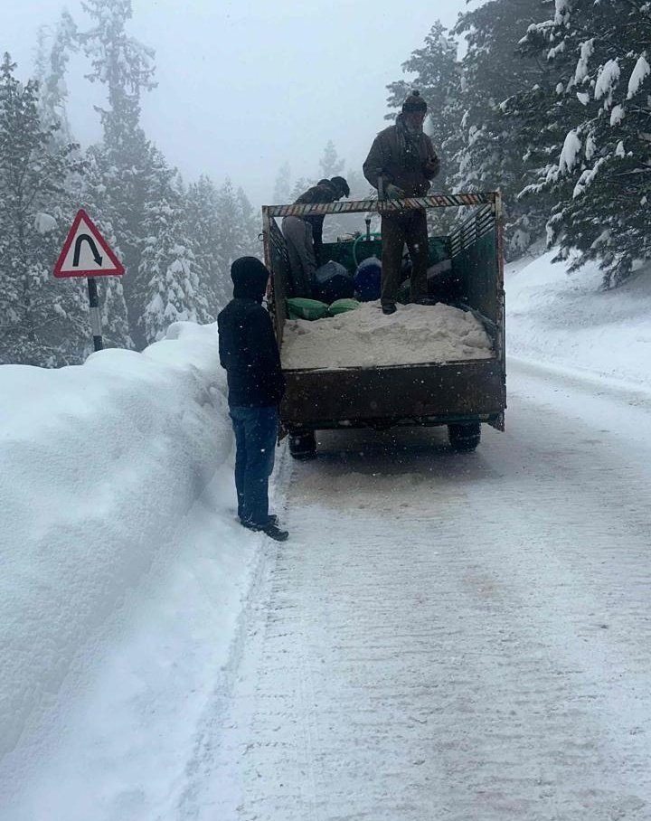 To ensure smooth &amp; safe travel, salt is being sprayed on the Gulmarg–Tangmarg Road to prevent icing. District Admin. Baramulla is on the ground, taking proactive steps to keep roads open and commuters safe.
<a href="/OfficeOfLGJandK/">Office of LG J&K</a> 
<a href="/CM_JnK/">Office of Chief Minister, J&K</a> 
<a href="/diprjk/">Information & PR, J&K</a> 
<a href="/mingasherpa/">Minga Sherpa</a> 
<a href="/ddnewsSrinagar/">DD NEWS SRINAGAR</a>