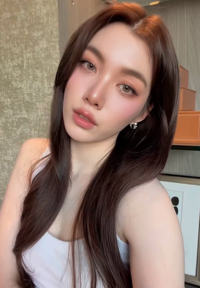 earnira_'s tweet image. lingling sirilak kwong, this is all yours ???! jealousy is a disease istg